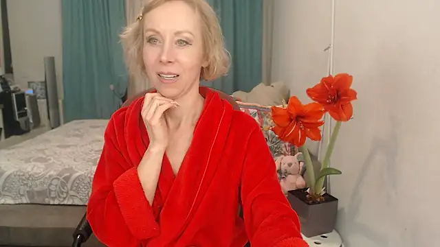 Snapshot of LuxuryNika chatting on April 18, 8:09 pm LuxuryNika online show from April 18, 8:09 pm