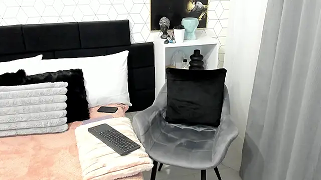 Snapshot of Heidix chatting on February 12, 4:44 am Heidix online show from February 12, 4:44 am