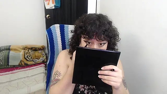 Snapshot of Smoke_trip_Alicia chatting on February 7, 2:32 pm Smoke trip Alicia online show from February 7, 2:32 pm