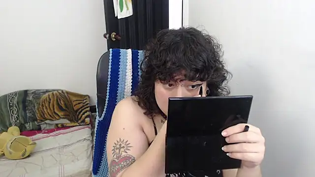 Snapshot of Smoke_trip_Alicia chatting on February 10, 3:05 pm Smoke trip Alicia online show from February 10, 3:05 pm