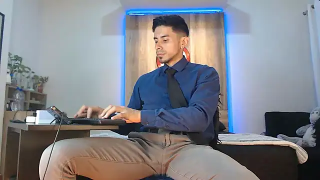 Andrew 4  online show from December 4, 2:43 am