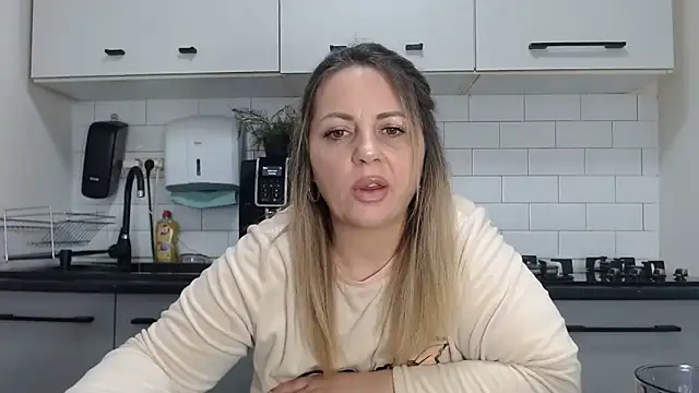 erikaerika online show from December 8, 9:46 am