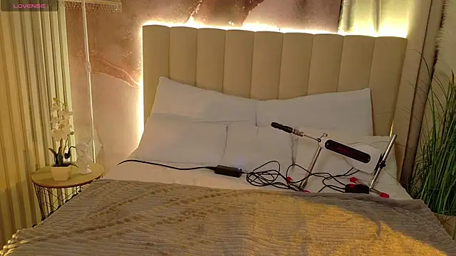 Eille Elfie online show from November 11, 5:40 am