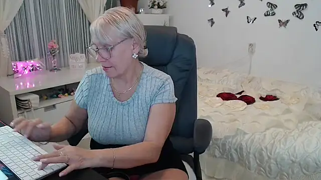 Ghertrude52 online show from October 6, 3:04 am