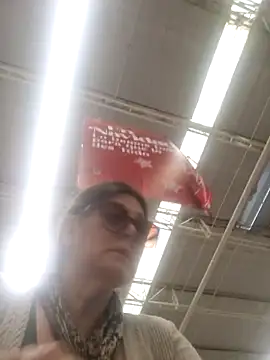 Snapshot of emma_tour chatting on December 3, 8:06 pm emma tour online show from December 3, 8:06 pm