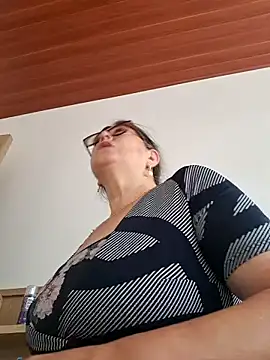 Snapshot of emma_tour chatting on December 23, 9:29 pm emma tour online show from December 23, 9:29 pm