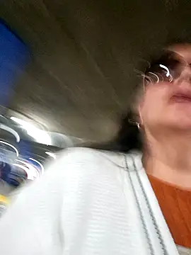 Snapshot of emma_tour chatting on February 9, 4:07 pm emma tour online show from February 9, 4:07 pm