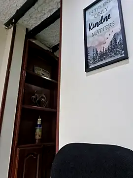 Snapshot of emma_tour chatting on March 5, 9:48 pm emma tour online show from March 5, 9:48 pm