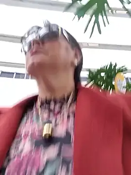 Snapshot of emma_tour chatting on March 13, 7:50 pm emma tour online show from March 13, 7:50 pm