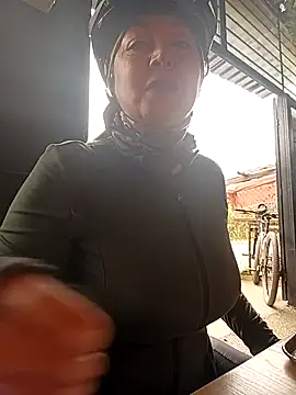 Snapshot of emma_tour chatting on October 3, 2:36 pm emma tour online show from October 3, 2:36 pm