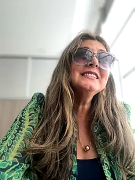 Snapshot of emma_tour chatting on October 28, 4:09 pm emma tour online show from October 28, 4:09 pm