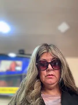 Snapshot of emma_tour chatting on November 5, 1:33 pm emma tour online show from November 5, 1:33 pm