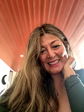 Snapshot of emma_tour chatting on November 22, 9:14 pm emma tour online show from November 22, 9:14 pm