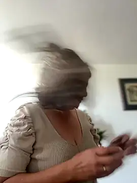 Snapshot of emma_tour chatting on November 25, 3:45 pm emma tour online show from November 25, 3:45 pm