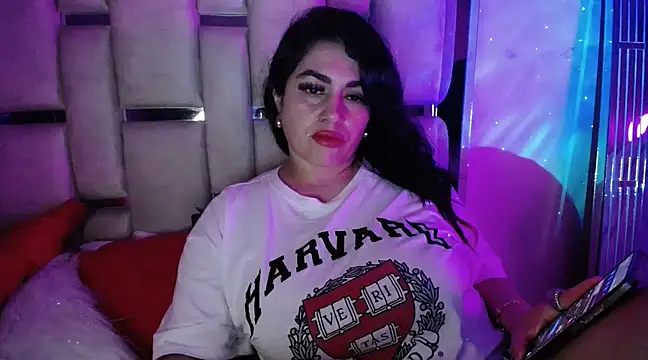 chelaqueen  online show from March 15, 3:51 am