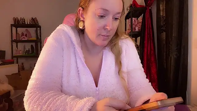 Snapshot of kisicaxx chatting on November 13, 6:29 pm kisicaxx online show from November 13, 6:29 pm