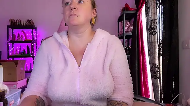 Snapshot of kisicaxx chatting on November 17, 1:50 pm kisicaxx online show from November 17, 1:50 pm