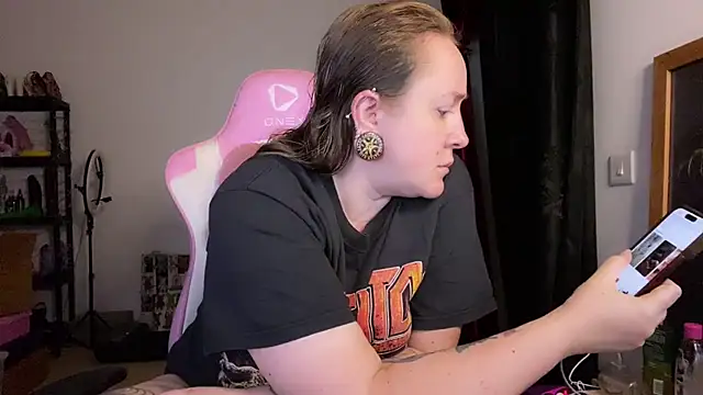 Snapshot of kisicaxx chatting on November 18, 5:01 am kisicaxx online show from November 18, 5:01 am