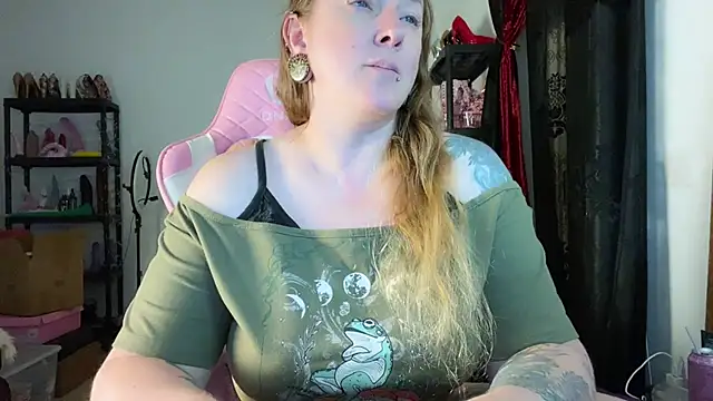 Snapshot of kisicaxx chatting on November 18, 6:45 pm kisicaxx online show from November 18, 6:45 pm