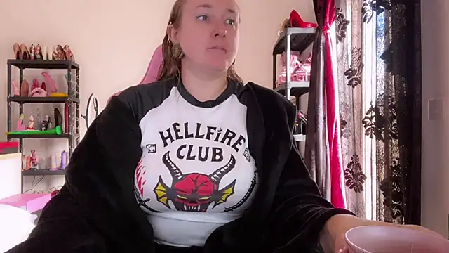 Snapshot of kisicaxx chatting on November 27, 9:00 am kisicaxx online show from November 27, 9:00 am