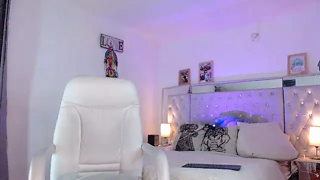 Snapshot of hollythomson chatting on January 14, 1:15 am hollythomson online show from January 14, 1:15 am