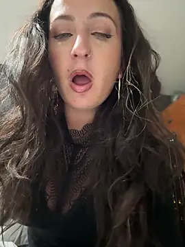 itsCassie online show from December 16, 8:47 pm