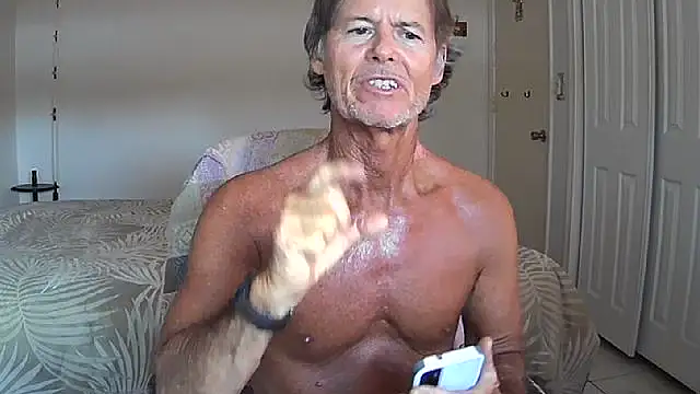 Snapshot of nakeedcowboi65 chatting on April 10, 10:25 pm nakeedcowboi65 online show from April 10, 10:25 pm