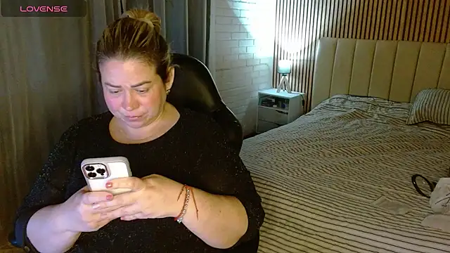 Snapshot of bella_savati chatting on November 25, 10:32 pm bella savati online show from November 25, 10:32 pm