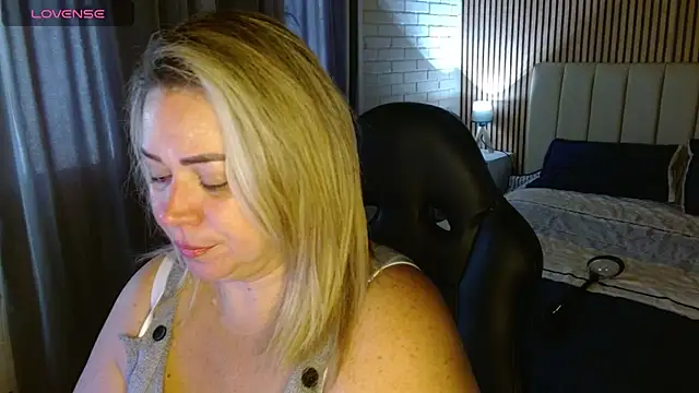 Snapshot of bella_savati chatting on December 4, 4:38 pm bella savati online show from December 4, 4:38 pm