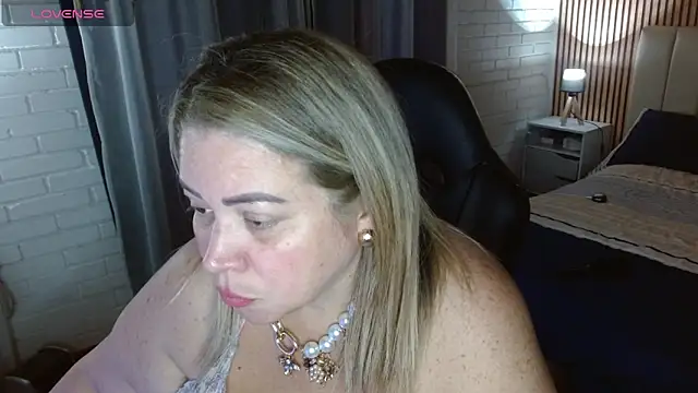 Snapshot of bella_savati chatting on December 13, 9:31 pm bella savati online show from December 13, 9:31 pm