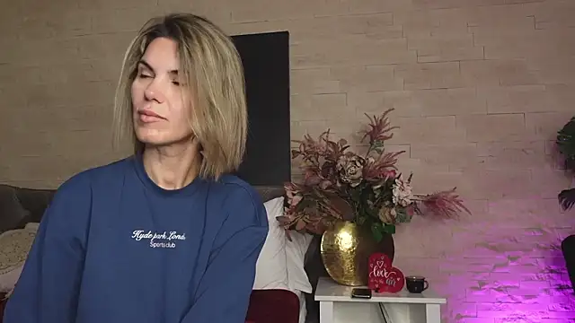 FeliciaKrige online show from March 3, 9:42 pm