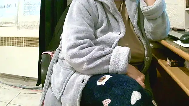 Snapshot of douceur63 chatting on December 1, 11:48 am douceur63 online show from December 1, 11:48 am