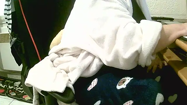 Snapshot of douceur63 chatting on March 27, 11:10 am douceur63 online show from March 27, 11:10 am