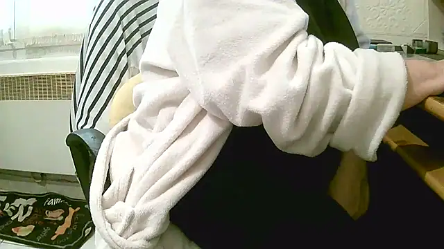 Snapshot of douceur63 chatting on April 4, 10:57 am douceur63 online show from April 4, 10:57 am