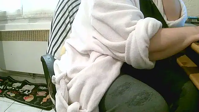 Snapshot of douceur63 chatting on April 5, 10:34 am douceur63 online show from April 5, 10:34 am