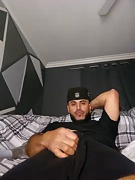 Snapshot of gardy8585 chatting on December 8, 2:09 pm gardy8585 online show from December 8, 2:09 pm