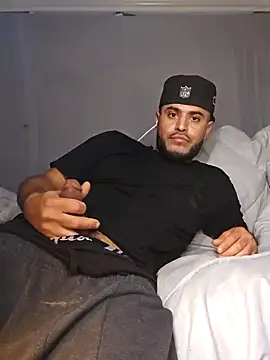 Snapshot of gardy8585 chatting on December 17, 6:53 pm gardy8585 online show from December 17, 6:53 pm