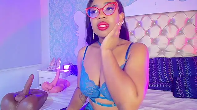 Snapshot of CaseyMoon chatting on April 10, 12:43 pm CaseyMoon online show from April 10, 12:43 pm