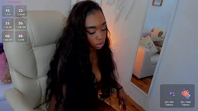 Snapshot of zobe_love chatting on March 15, 4:57 am zobe love online show from March 15, 4:57 am