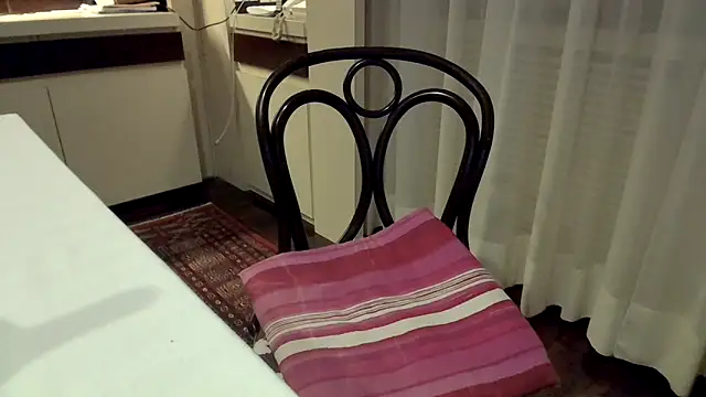 polloiw online show from April 6, 7:48 pm