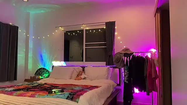 Snapshot of MonicaMilz chatting on January 31, 3:44 pm MonicaMilz online show from January 31, 3:44 pm