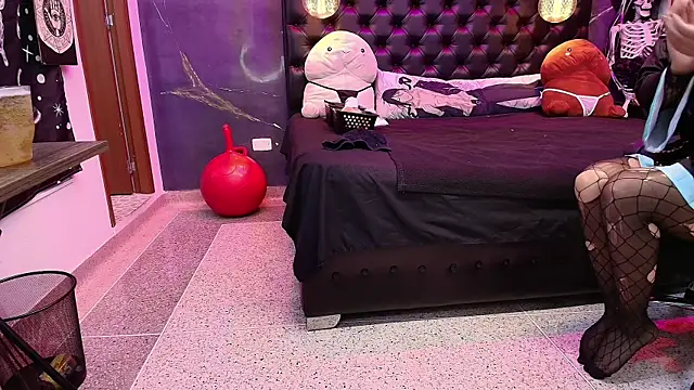 AlexHoe  online show from February 7, 6:56 pm
