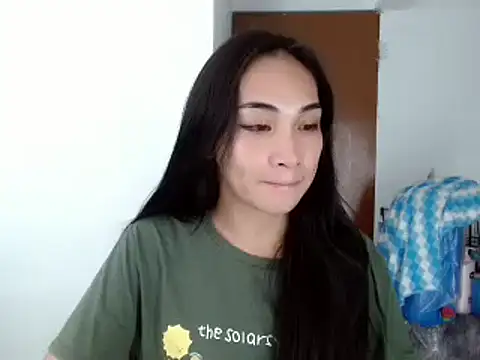 Snapshot of SweetLilly_18 chatting on December 3, 4:50 pm SweetLilly 18 online show from December 3, 4:50 pm