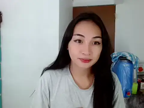 Snapshot of SweetLilly_18 chatting on December 5, 10:23 am SweetLilly 18 online show from December 5, 10:23 am