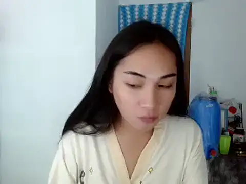 Snapshot of SweetLilly_18 chatting on December 5, 3:17 pm SweetLilly 18 online show from December 5, 3:17 pm