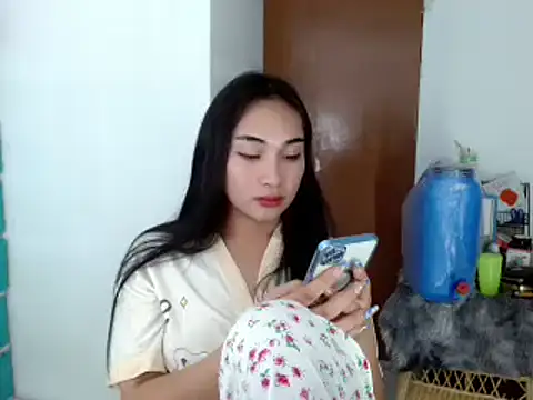 Snapshot of SweetLilly_18 chatting on December 5, 6:22 pm SweetLilly 18 online show from December 5, 6:22 pm