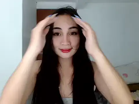Snapshot of SweetLilly_18 chatting on December 6, 3:44 pm SweetLilly 18 online show from December 6, 3:44 pm