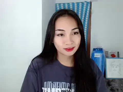 Snapshot of SweetLilly_18 chatting on December 7, 10:12 am SweetLilly 18 online show from December 7, 10:12 am