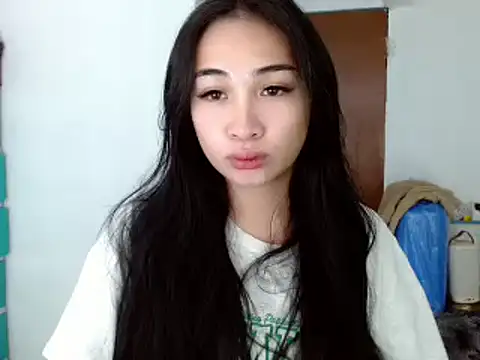 Snapshot of SweetLilly_18 chatting on December 11, 5:59 pm SweetLilly 18 online show from December 11, 5:59 pm