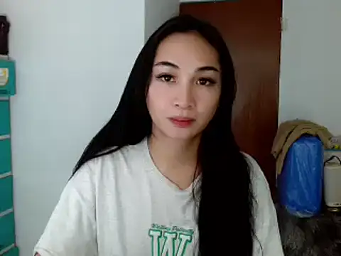 Snapshot of SweetLilly_18 chatting on December 11, 9:01 pm SweetLilly 18 online show from December 11, 9:01 pm